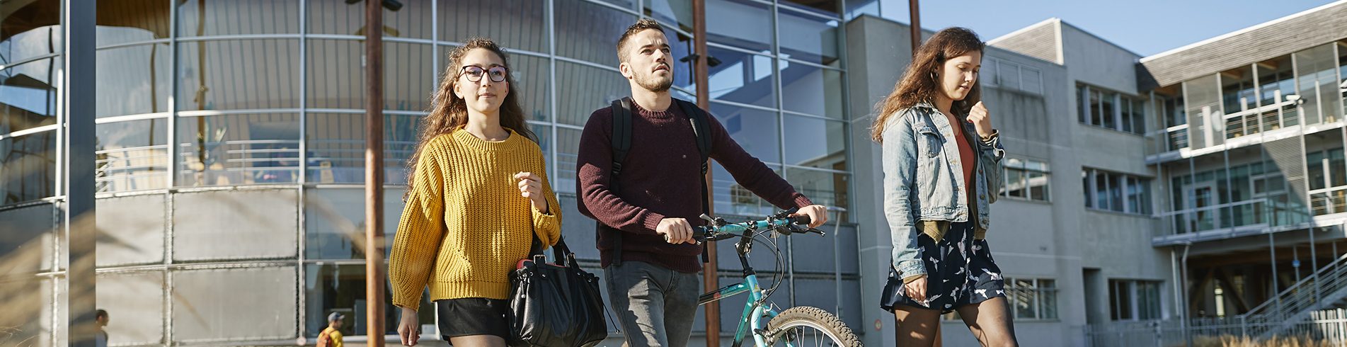 trois étudiants à la sortie des cours de l'esb