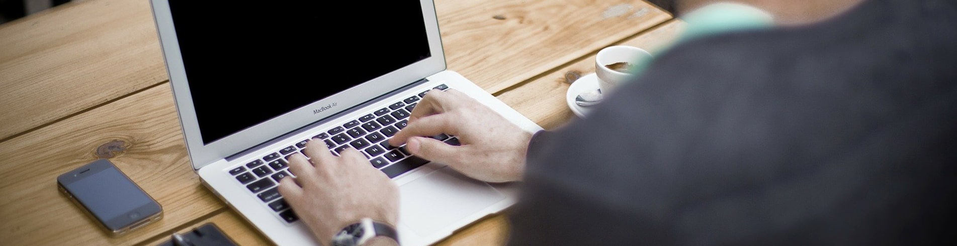étudiant sur un ordinateur portable
