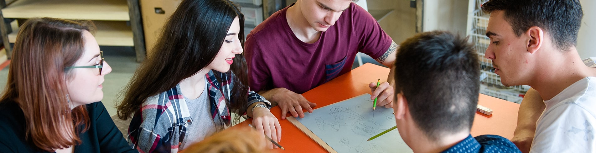 Etudiants de l'ESB en travail de groupe