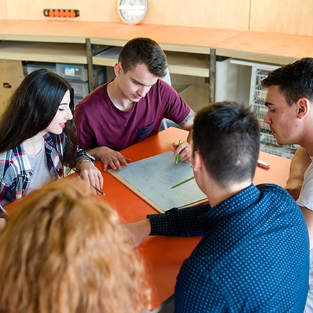 Etudiants de l'ESB en travail de groupe