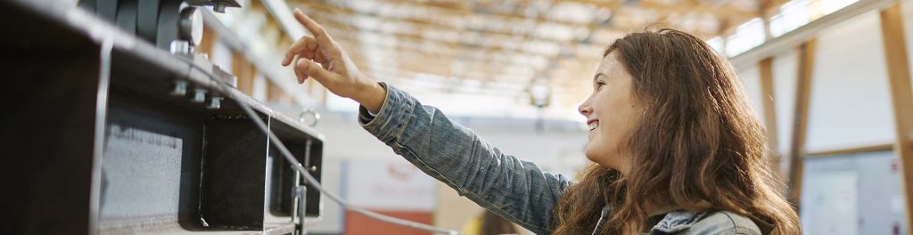 etudiants de l'ESB dans l'atelier de construction bois