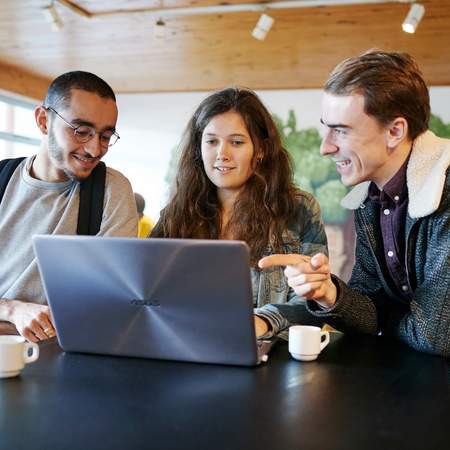 Etudiants avec ordinateur